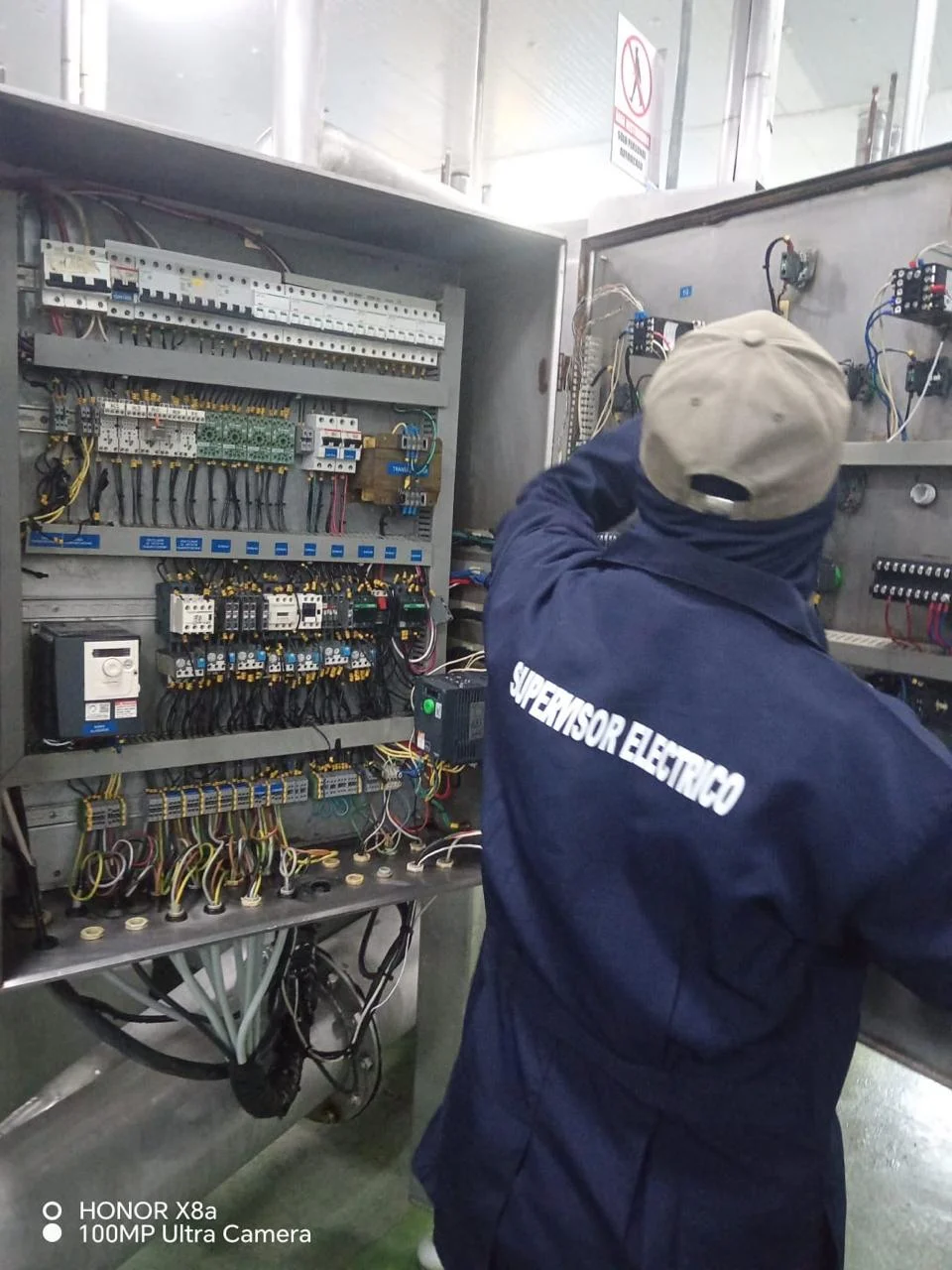 Intervención eléctrica en planta, vista 4