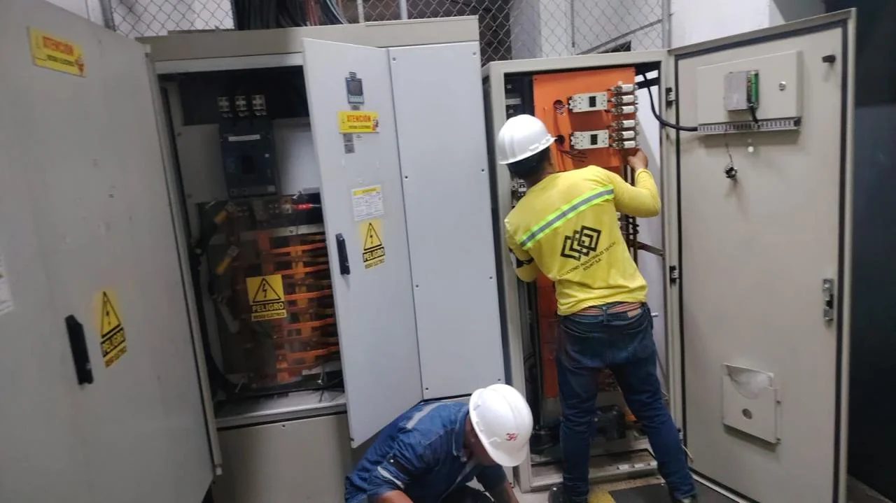 Personal técnico de SOLINT trabajando en equipos eléctricos